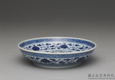 图片[2]-Dish with Indian lotus scrolls in underglaze blue, Qing dynasty, Qianlong reign (1736-1795)-China Archive